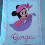 Copertina ricamata a Puntocroce con baby Minnie